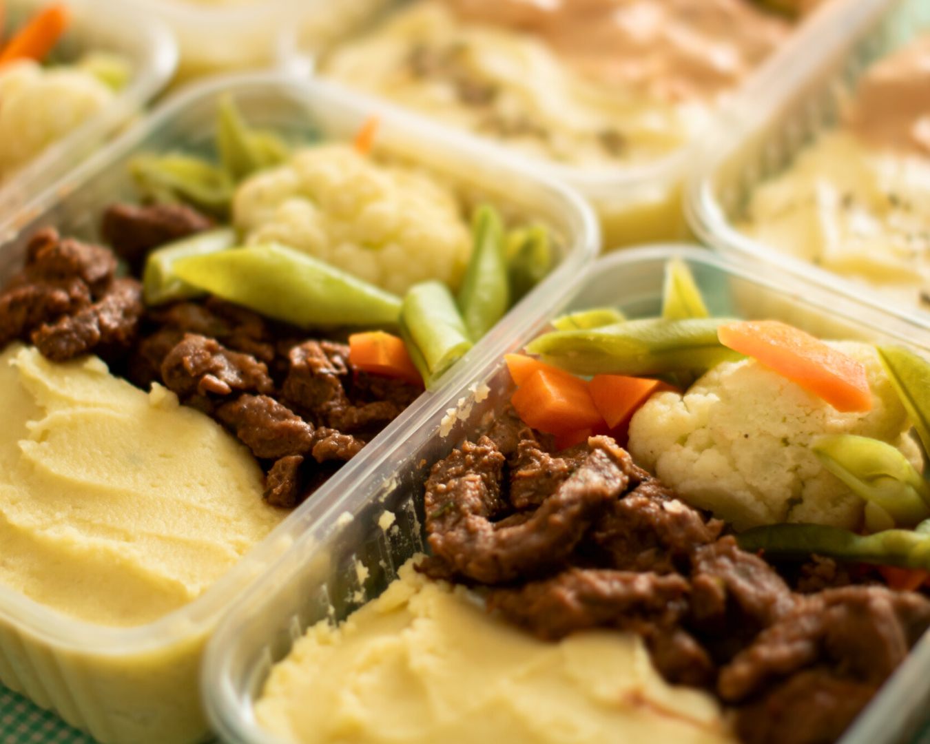 Variedade de marmitas fitness Delícias Fitness com proteína, purê e legumes
